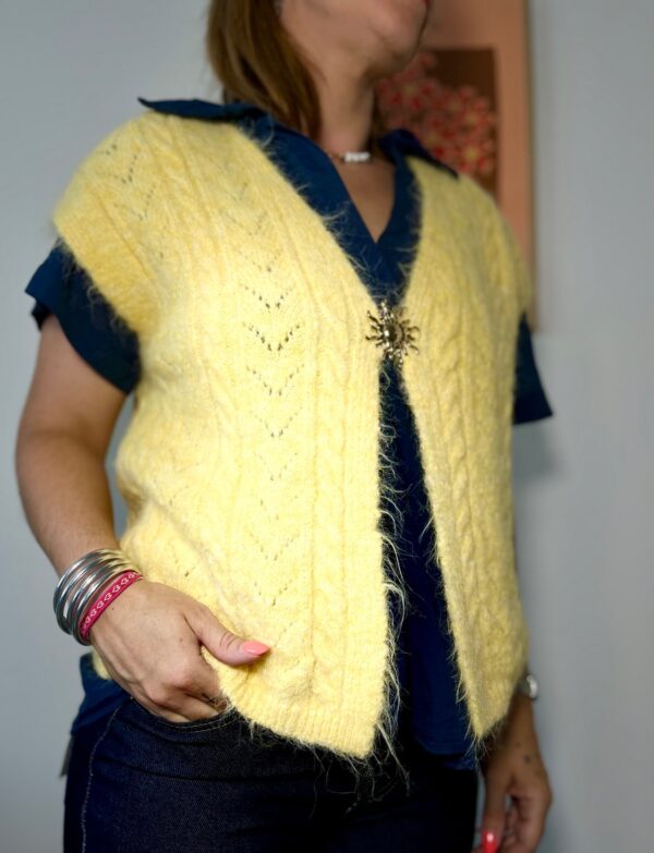 Gilet sans manches en maille torsadée – Jaune pâle – Image 2