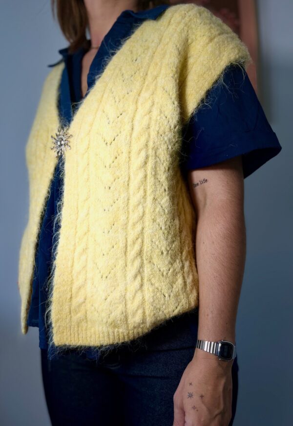 Gilet sans manches en maille torsadée – Jaune pâle – Image 3