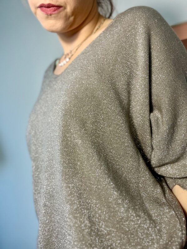 Pull fin femme taupe manches mi-longues col V scintillant – Image 3