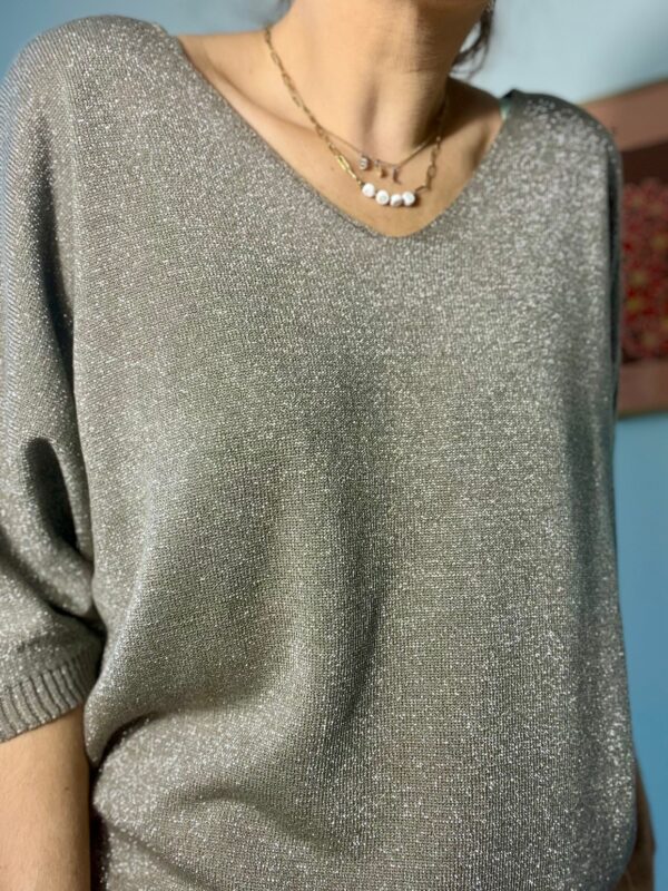Pull fin femme taupe manches mi-longues col V scintillant – Image 2