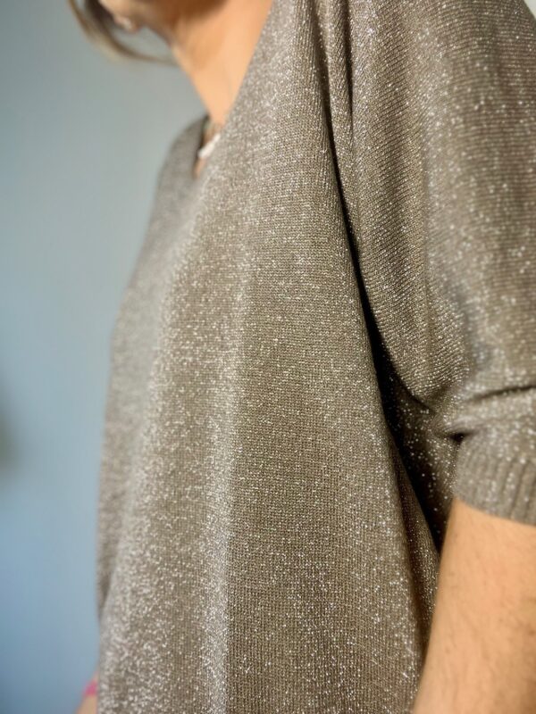 Pull fin femme taupe manches mi-longues col V scintillant – Image 4