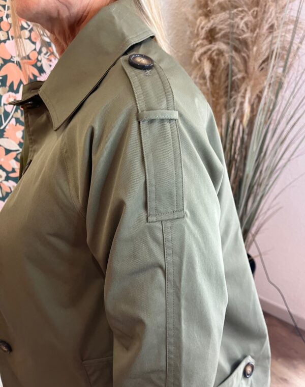 Trench kaki femme avec boutons – Veste mi-saison tendance – Image 3